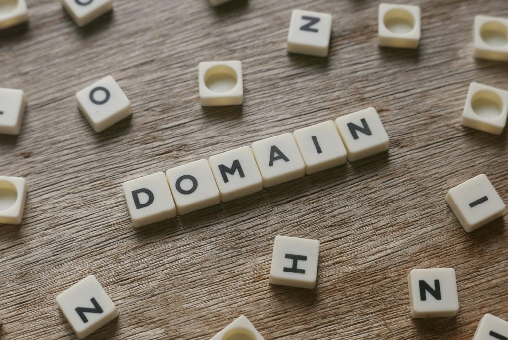 Büyük Ölçekli Kurumlarda Domain (Alan Adı) Portföy Yönetimi ve Dijital Marka Koruma: Riskler, Stratejiler ve Çözümler